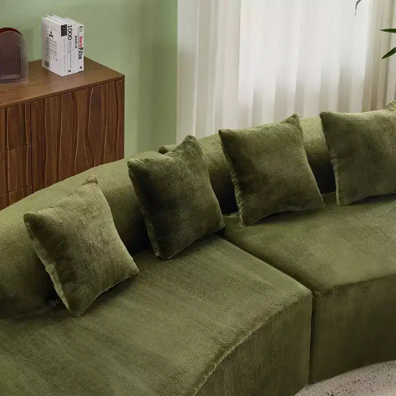 Divano curvo in flanella, moderno e semplice. Creativo divano multi-posto per il soggiorno, con una combinazione di cuscini.