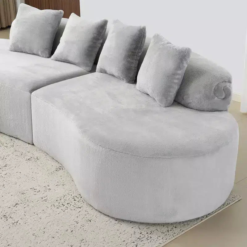 Divano curvo in flanella, moderno e semplice. Creativo divano multi-posto per il soggiorno, con una combinazione di cuscini.