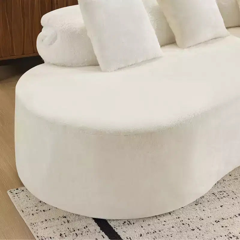 Divano curvo in flanella, moderno e semplice. Creativo divano multi-posto per il soggiorno, con una combinazione di cuscini.