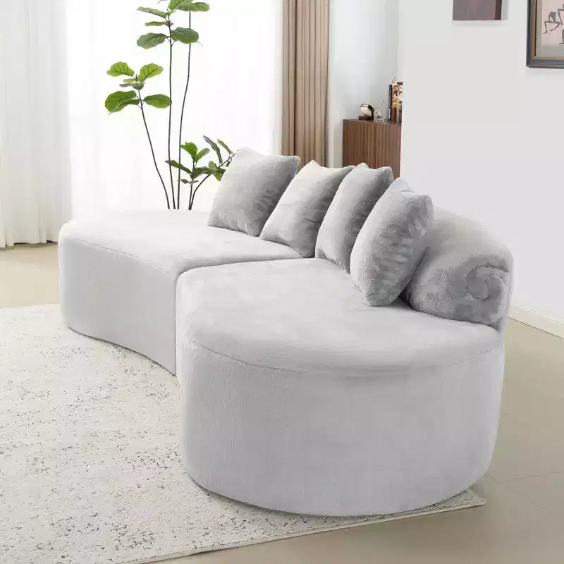 Divano curvo in flanella, moderno e semplice. Creativo divano multi-posto per il soggiorno, con una combinazione di cuscini.
