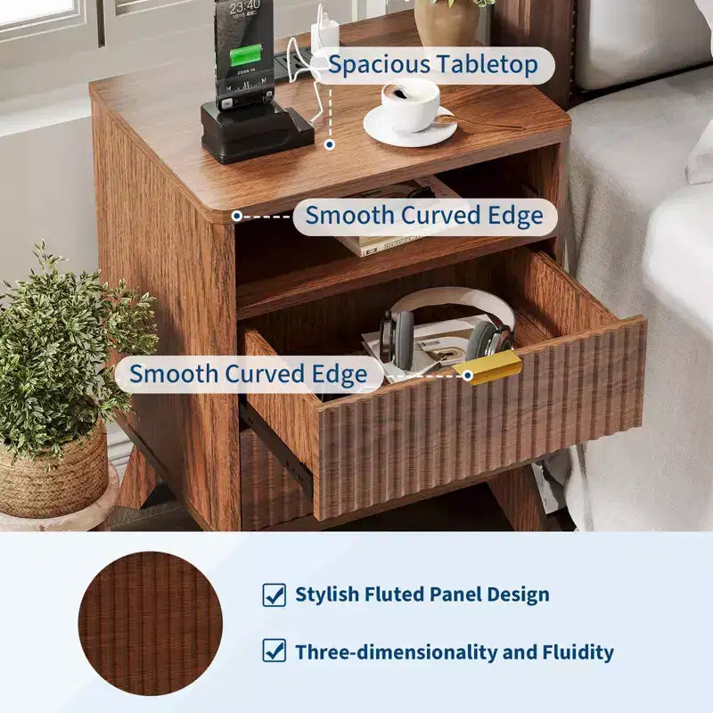 Comodino scanalato con 2 cassetti e ripiano aperto, stazione di ricarica integrata, 2 prese CA + 2 USB, legno