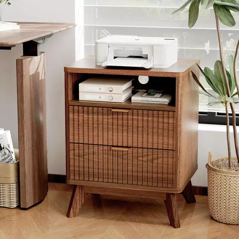 Comodino scanalato con 2 cassetti e ripiano aperto, stazione di ricarica integrata, 2 prese CA + 2 USB, legno