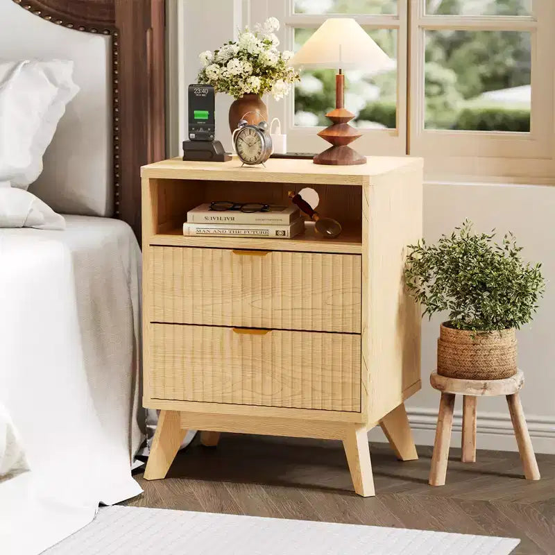 Comodino scanalato con 2 cassetti e ripiano aperto, stazione di ricarica integrata, 2 prese CA + 2 USB, legno