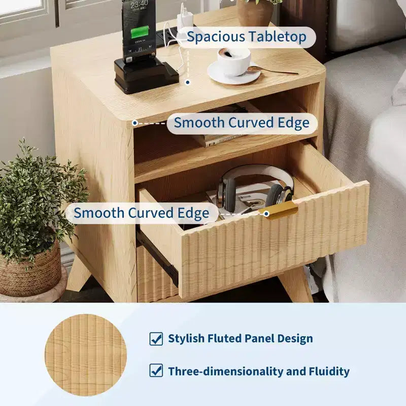 Comodino scanalato con 2 cassetti e ripiano aperto, stazione di ricarica integrata, 2 prese CA + 2 USB, legno