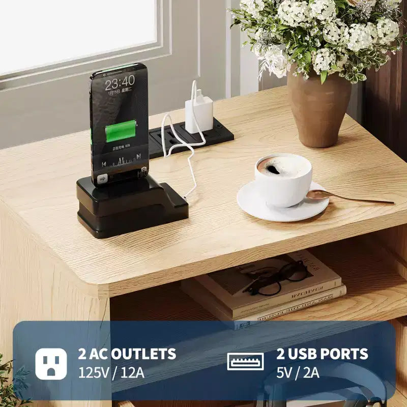 Comodino scanalato con 2 cassetti e ripiano aperto, stazione di ricarica integrata, 2 prese CA + 2 USB, legno
