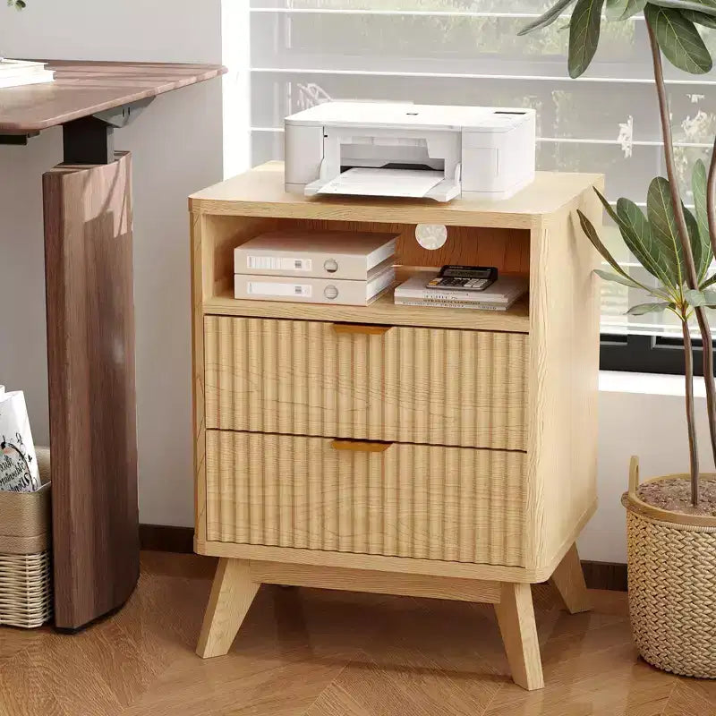 Comodino scanalato con 2 cassetti e ripiano aperto, stazione di ricarica integrata, 2 prese CA + 2 USB, legno