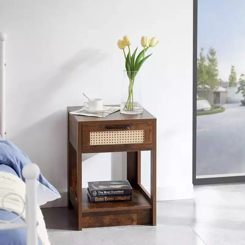 Comodino in rattan con cassetto e ripiano aperto, struttura in legno massello, comodino in stile rustico, marrone rustico