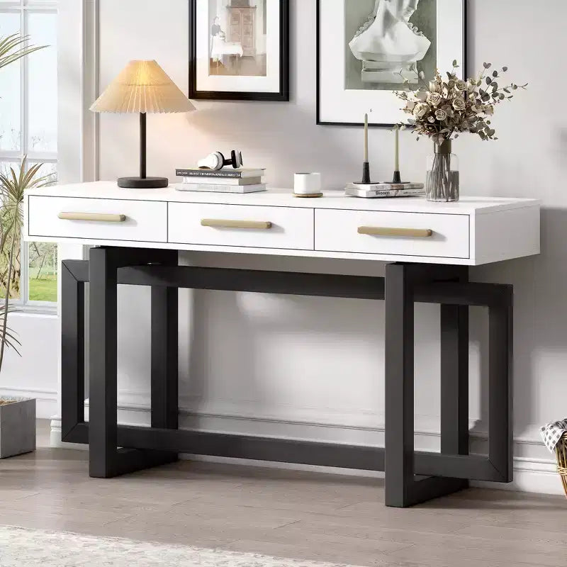 Consolle elegante con tre cassetti